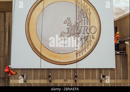 LONDON, VEREINIGTES KÖNIGREICH - 01. Apr 2017: London / Vereinigtes Königreich - 2017. April. Eine riesige Euro Coin Plakatwand wird auf London Southbank Centre ausgestellt Stockfoto