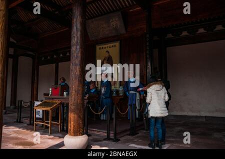 Eine junge chinesische paar Blick auf eine Anzeige von der Jury-Halle des Cicheng County Prüfung House, Ningbo Stockfoto