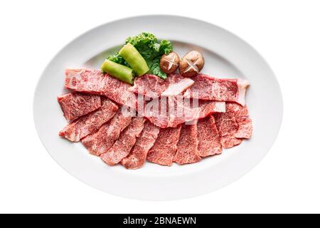 Isoliert von Premium Rare Dry-Aged Rindfleisch mit hoher marmorierter Textur mariniert mit Pfeffer und Salz auf weißem Teller serviert für Yakiniku. Stockfoto