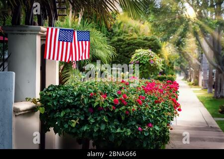 Sonnenaufgang und amerikanische Flaggen in Coronado, Kalifornien. Stockfoto