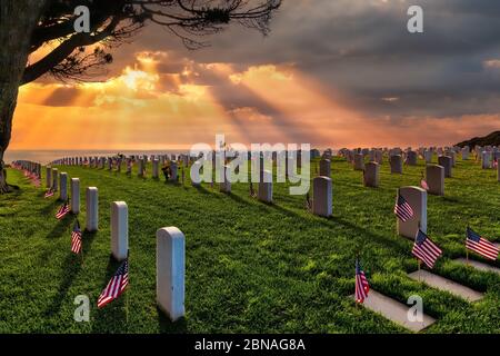 Sonnenuntergang und amerikanische Flaggen am Memorial Day auf einem nationalen Friedhof in Südkalifornien. Stockfoto