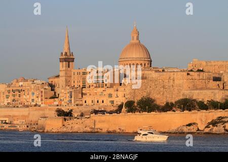 Valletta, Malta. Nahaufnahme der Kirchen, die die Skyline prägen. Religion und Christentum im Mittelmeerraum Europa. Stockfoto