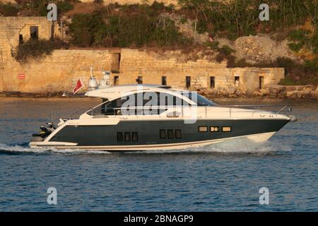 Fairline Targa 50 große Luxus-Motoryacht in Marsamxett Hafen, Malta. Stockfoto
