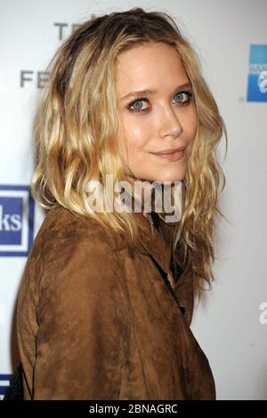 Manhattan, Deutschland. April 2009. NEW YORK - APRIL 22: Schauspielerin Mary Kate Olsen kommt zur Premiere von Woody Allens neuem Film 'Whatever Works' am 22. April 2009 im Ziegfeld Theater in New York City an. Personen: Mary Kate Olsen Quelle: Storms Media Group/Alamy Live News Stockfoto