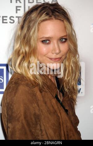 Manhattan, Deutschland. April 2009. NEW YORK - APRIL 22: Schauspielerin Mary Kate Olsen kommt zur Premiere von Woody Allens neuem Film 'Whatever Works' am 22. April 2009 im Ziegfeld Theater in New York City an. Personen: Mary Kate Olsen Quelle: Storms Media Group/Alamy Live News Stockfoto