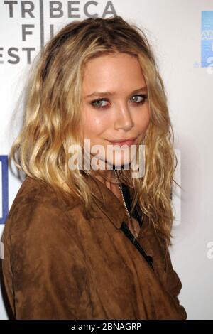 Manhattan, Deutschland. April 2009. NEW YORK - APRIL 22: Schauspielerin Mary Kate Olsen kommt zur Premiere von Woody Allens neuem Film 'Whatever Works' am 22. April 2009 im Ziegfeld Theater in New York City an. Personen: Mary Kate Olsen Quelle: Storms Media Group/Alamy Live News Stockfoto