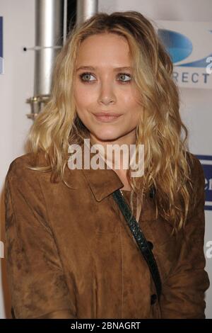 Manhattan, Deutschland. April 2009. NEW YORK - APRIL 22: Schauspielerin Mary Kate Olsen kommt zur Premiere von Woody Allens neuem Film 'Whatever Works' am 22. April 2009 im Ziegfeld Theater in New York City an. Personen: Mary Kate Olsen Quelle: Storms Media Group/Alamy Live News Stockfoto