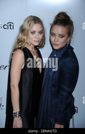 Manhattan, Vereinigte Staaten Von Amerika. Oktober 2012. NEW YORK, NY - OKTOBER 18: Ashley Olsen und Mary-Kate Olsen nehmen am WSJ Teil. Die "Innovator of the Year"-Awards des Magazins bei MOMA am 18. Oktober 2012 in New York City Menschen: Mary-Kate Olsen Ashley Olsen Quelle: Storms Media Group/Alamy Live News Stockfoto