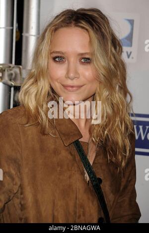 Manhattan, Deutschland. April 2009. NEW YORK - APRIL 22: Schauspielerin Mary Kate Olsen kommt zur Premiere von Woody Allens neuem Film 'Whatever Works' am 22. April 2009 im Ziegfeld Theater in New York City an. Personen: Mary Kate Olsen Quelle: Storms Media Group/Alamy Live News Stockfoto