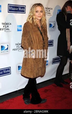 Manhattan, Deutschland. April 2009. NEW YORK - APRIL 22: Schauspielerin Mary Kate Olsen kommt zur Premiere von Woody Allens neuem Film 'Whatever Works' am 22. April 2009 im Ziegfeld Theater in New York City an. Personen: Mary Kate Olsen Quelle: Storms Media Group/Alamy Live News Stockfoto