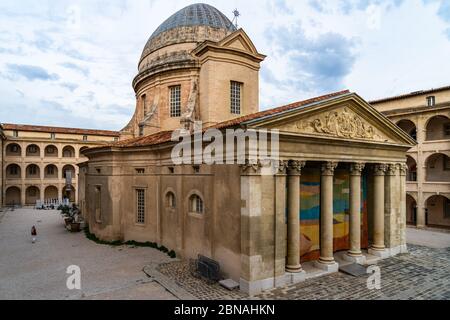 Innenhof von La Vieille Charite im Viertel Le Panier in Marseille. Es ist ein ehemaliges Krankenhaus, das heute als Museum und Kulturzentrum funktioniert Stockfoto