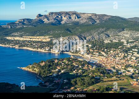 Schöne Luftaufnahme von Cassis, einem berühmten Ferienort in Südfrankreich in der Nähe von Marseille Stockfoto