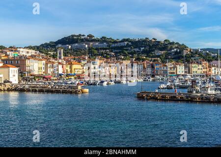 Der malerische Hafen von Cassis, einem kleinen Ferienort in Südfrankreich in der Nähe von Marseille Stockfoto