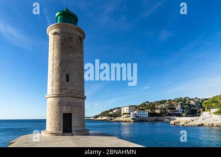 Leuchtturm am Eingang des Cassis-Hafens, Frankreich Stockfoto