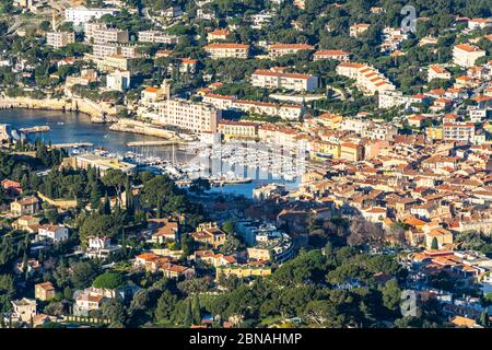 Panoramablick auf Cassis, eine berühmte Ferienort in Südfrankreich in der Nähe von Marseille Stockfoto