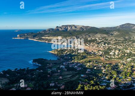 Schöne Luftaufnahme von Cassis, einem berühmten Ferienort in Südfrankreich in der Nähe von Marseille Stockfoto