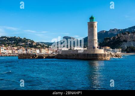 Landschaftlich schöner Leuchtturm am Eingang des Cassis Hafens, Frankreich Stockfoto