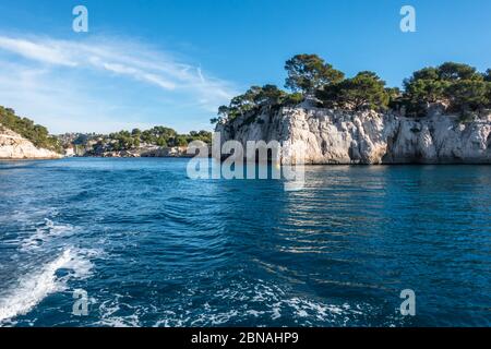 Bootsfahrt entlang der Küste des Calanques Nationalparks in der Nähe von Cassis, Frankreich Stockfoto