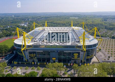 Dortmund, Deutschland. 08. Mai 2020. firo: 08.05.2020, Fußball, 1.Bundesliga, Saison 2019/2020, BVB, Borussia Dortmund, STADIONSIGNAL IDUNA PARK, Drohne, Drohnenbild, Luftaufnahme, vor DERBY, Revierdervon BVB - Schalke 04, Neustart der Bundesliga nach Unterbrechung durch CORONA, COVID-19, Außenansicht komplett.Nutzung weltweit Quelle: dpa/Alamy Live News Stockfoto