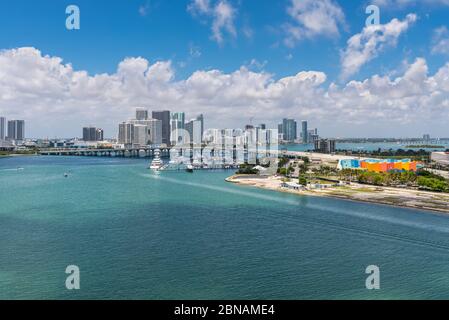 Miami, FL, USA - 20. April 2019: Skyline von Miami City von Dodge Island in Biscayne Bay. Lange Verkehrsbrücke und Luxus-Yacht in der ce Stockfoto