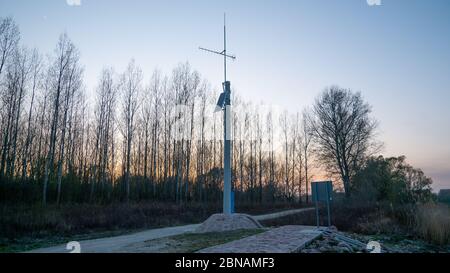 Wasserstegelmesser oder Personalanzeige Wasserzähler, die die Wassermenge im Staudamm anzeigen. Wasserstegmessung. Stockfoto