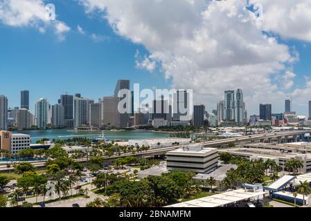 Miami, FL, Vereinigte Staaten - 27. April 2019: Downtown of Miami Skyline von Dodge Island in Biscayne Bay in Miami, Florida, USA. Stockfoto