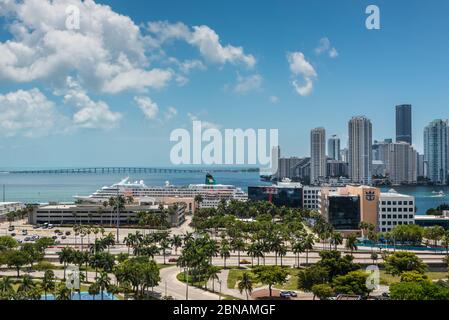 Miami, FL, Vereinigte Staaten - 27. April 2019: Downtown of Miami Skyline von Dodge Island mit Kreuzfahrtterminal an der Biscayne Bay in Miami, Florida, Stockfoto