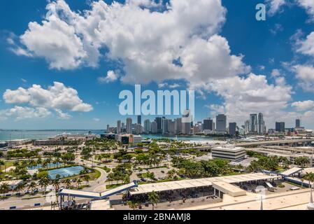 Miami, FL, Vereinigte Staaten - 27. April 2019: Downtown of Miami Skyline von Dodge Island mit Kreuzfahrtterminal an der Biscayne Bay in Miami, Florida, Stockfoto