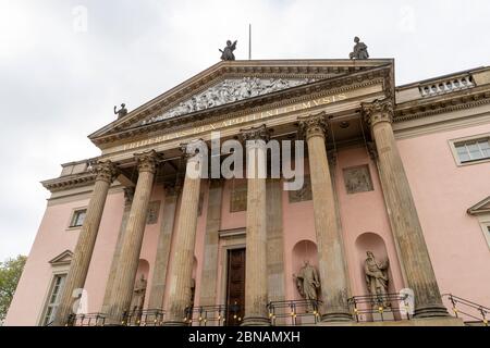 Das kürzlich renovierte historische Staatsoper unter den Linden in Berlin Stockfoto