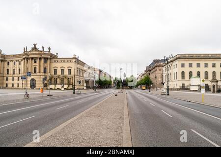 Blick nach Westen entlang der Linden, Berlins Hauptboulevard, mit der Juristischen Fakultät der Humboldt-Universität auf der linken Seite Stockfoto