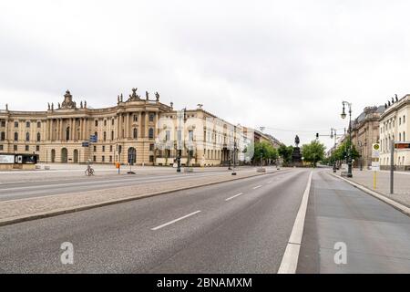 Blick nach Westen entlang der Linden, Berlins Hauptboulevard, mit der Juristischen Fakultät der Humboldt-Universität auf der linken Seite Stockfoto