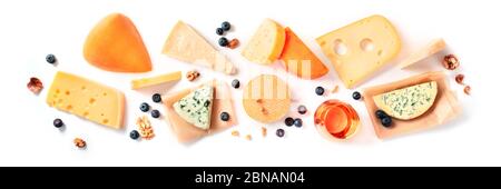 Käse und Wein Verkostung und Paarung, eine flache lag auf einem weißen Hintergrund mit einem Platz für Text. Verschiedene Käsesorten, von oben geschossen Stockfoto