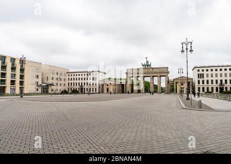 Das historische Brandenburger Tor ist ein Wahrzeichen Berlins, mit dem öffentlichen Raum, der als Pariser Platz bekannt ist, vor dem Hotel im Zentrum Berlins Stockfoto