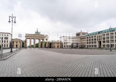 Das historische Brandenburger Tor ist ein Wahrzeichen Berlins, mit dem öffentlichen Raum, der als Pariser Platz bekannt ist, vor dem Hotel im Zentrum Berlins Stockfoto