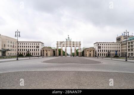 Das historische Brandenburger Tor ist ein Wahrzeichen Berlins, mit dem öffentlichen Raum, der als Pariser Platz bekannt ist, vor dem Hotel im Zentrum Berlins Stockfoto