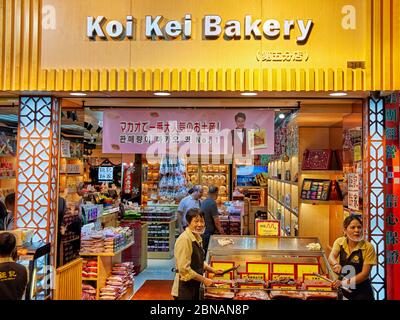 Koi Kei Bakery, ein Lebensmittelgeschäft, das traditionelle macanesische Kekse, Gebäck und Rindfleisch-Rudel in der Rua de S. Paulo (Dasanba) Straße verkauft. Macau, China. Stockfoto