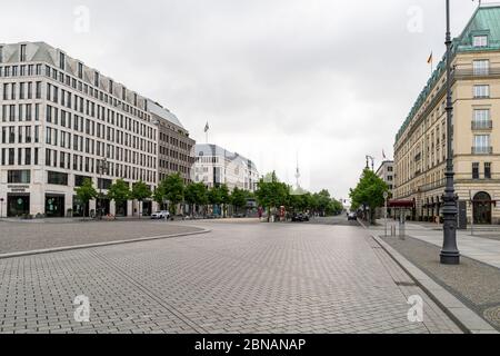 Blick Richtung Osten entlang des prominenten Boulevard unter den Linden vom Pariser Platz in Berlin, Deutschland, mit dem Fernsehturm in der Ferne Stockfoto