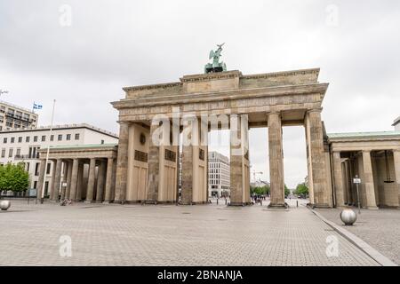 Das historische Brandenburger Tor ist ein Wahrzeichen Berlins, mit dem öffentlichen Raum, der als Platz des 18 bekannt ist. März vor, in Berlin, Deutschland Stockfoto