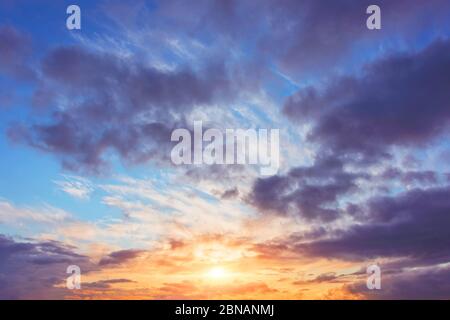 Schöner, lebendiger Sonnenuntergang Himmel mit Wolken verschiedener Ebenen und die Höhe der verschiedenen Schattierungen durch Sonnenlicht hinterleuchtet Stockfoto