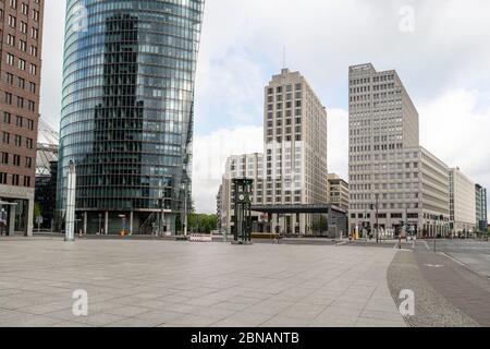 Der Potsdamer Platz beherbergt einen öffentlichen Platz, einen Bahnhof, eine Verkehrsverbindung sowie Büros, Hotels und andere Einrichtungen in Berlin Stockfoto