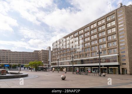 Die markante kommunistische Architektur eines sehr ruhigen Alexanderplatzes in Berlin, Deutschland Stockfoto
