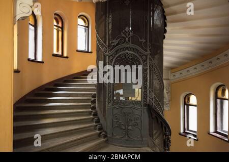 St. Petersburg, Russland - 25. Oktober 2014: Die Haupttreppe rund Innenraum mit geschmiedeten Tür eines Aufzugsschachts Stockfoto