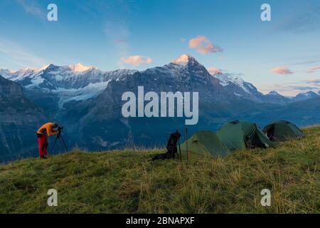 Fotografen bleiben am See und machen Fotos. Traumhafte Berge, orangefarbener Sonnenaufgang in einem wunderschönen Tal. Farbenfrohe Sommeransicht des Lac Blanc Sees Stockfoto