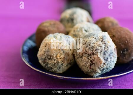Köstliche handgemachte Bonbon Schokolade, Auswahl an köstlichen dekorativen runden Bonbons, Nahaufnahme Stockfoto