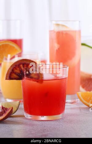 Erfrischender frisch gepresster sizilianischer Orangensaft unter frischen Detox-Zitrusfrüchten aus Orange, Grapefruit, Limette Stockfoto