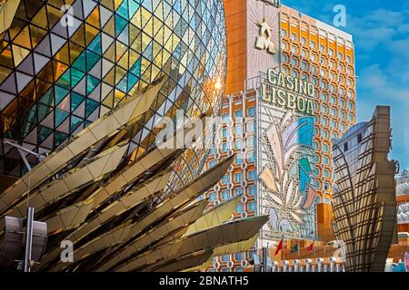 Gebäude der beiden Casino-Hotels – das Grand Lisboa Hotel (links) und das Lisboa Hotel (rechts). Macau, China. Stockfoto