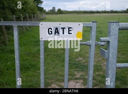 Das Schild am Tor sagt alles. Ein Bauerntor auf einem öffentlichen Fußweg erklärt, was es auf einem Feld in Warwickshire, Großbritannien, ist. Stockfoto