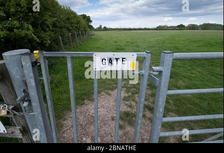 Das Schild am Tor sagt alles. Ein Bauerntor auf einem öffentlichen Fußweg erklärt, was es auf einem Feld in Warwickshire, Großbritannien, ist. Stockfoto