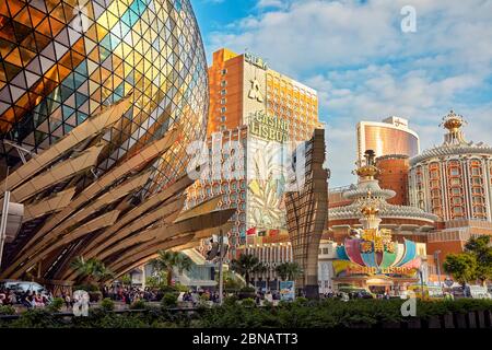 Gebäude der beiden Casino-Hotels – das Grand Lisboa Hotel (links) und das Lisboa Hotel (rechts). Macau, China. Stockfoto