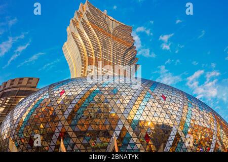 Glänzende goldene Kuppel des Hotels Grand Lisboa. Macau, China. Stockfoto